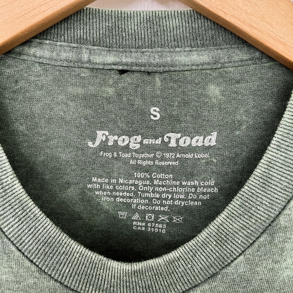 NWOT Frog and Toad Reading Under a Mushroom T-Shirt Small - Picture 6 of 8